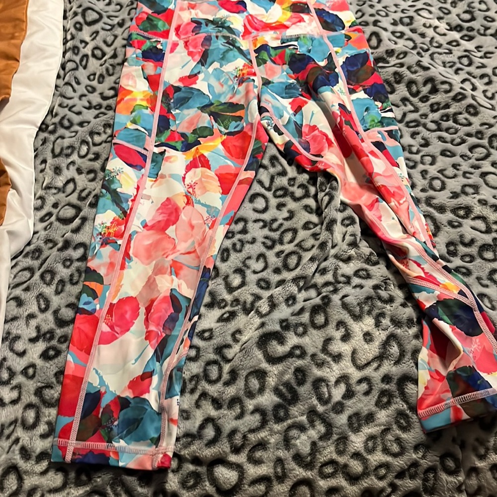 Zyia floral light and tight pocket capri
